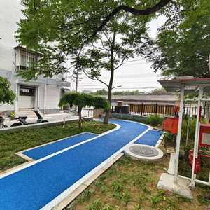 伟博公司施工永定门东街西里公园步道蓝色冷拌沥青